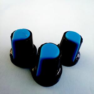 THREE 16MM RIBBED POT KNOBS WITH BLUE POINTER