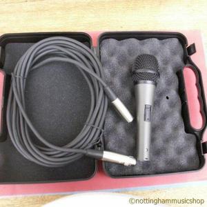 DYNAMIC MICROPHONE + CASE + XLR LEAD